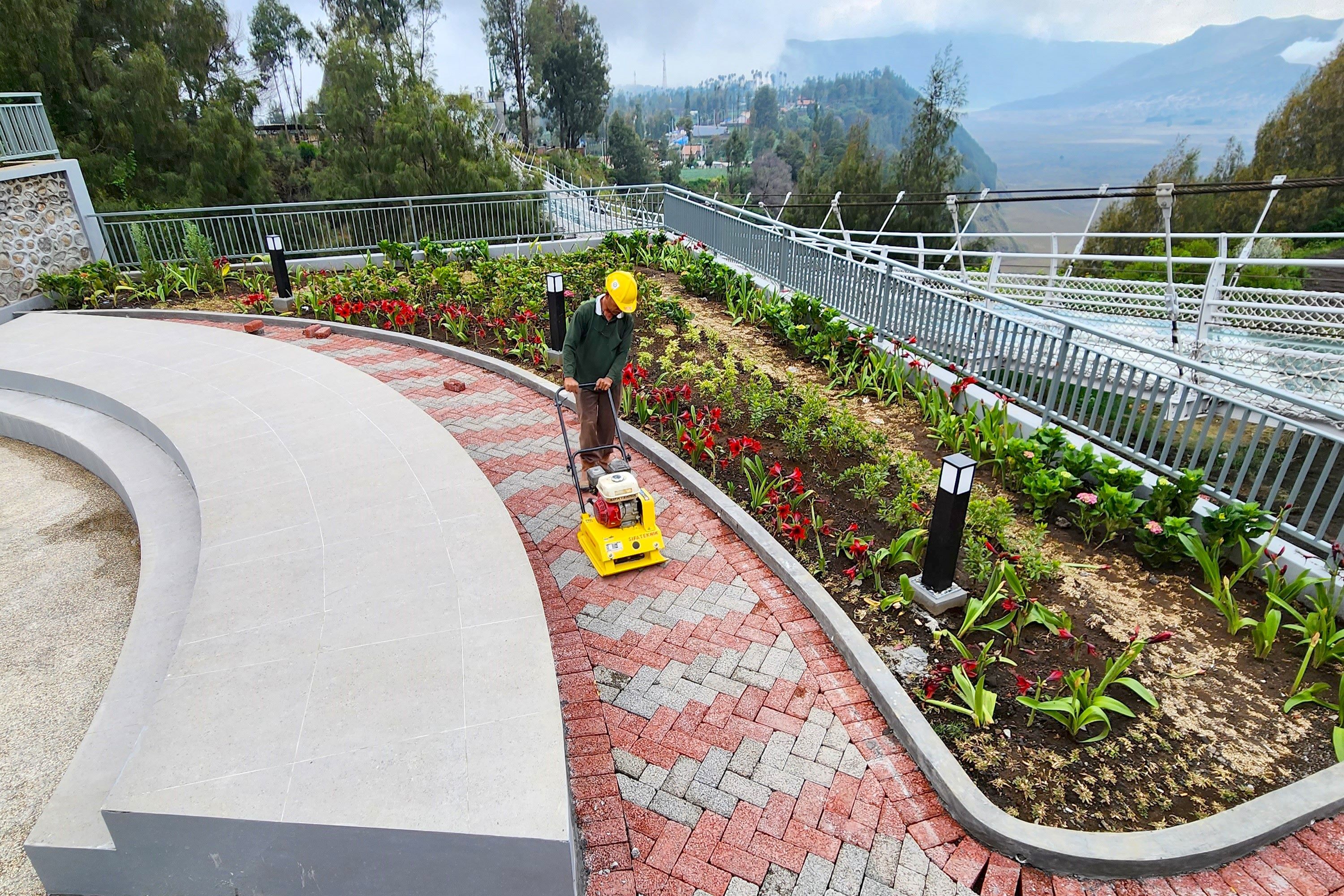 Aplikasikan Porous Paving Estetis Ramah Lingkungan, SIG Percantik Area Jembatan Kaca Seruni Point, Gunung Bromo