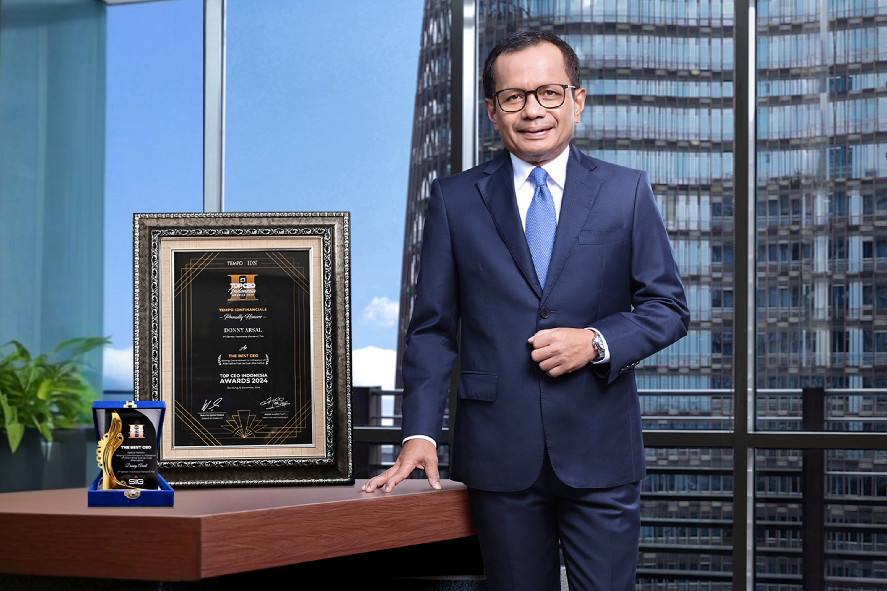 Komitmen Dorong Penggunaan Bahan Bakar Alternatif di Industri Semen, Direktur Utama SIG Donny Arsal Dianugerahi Top CEO Indonesia Awards 2024