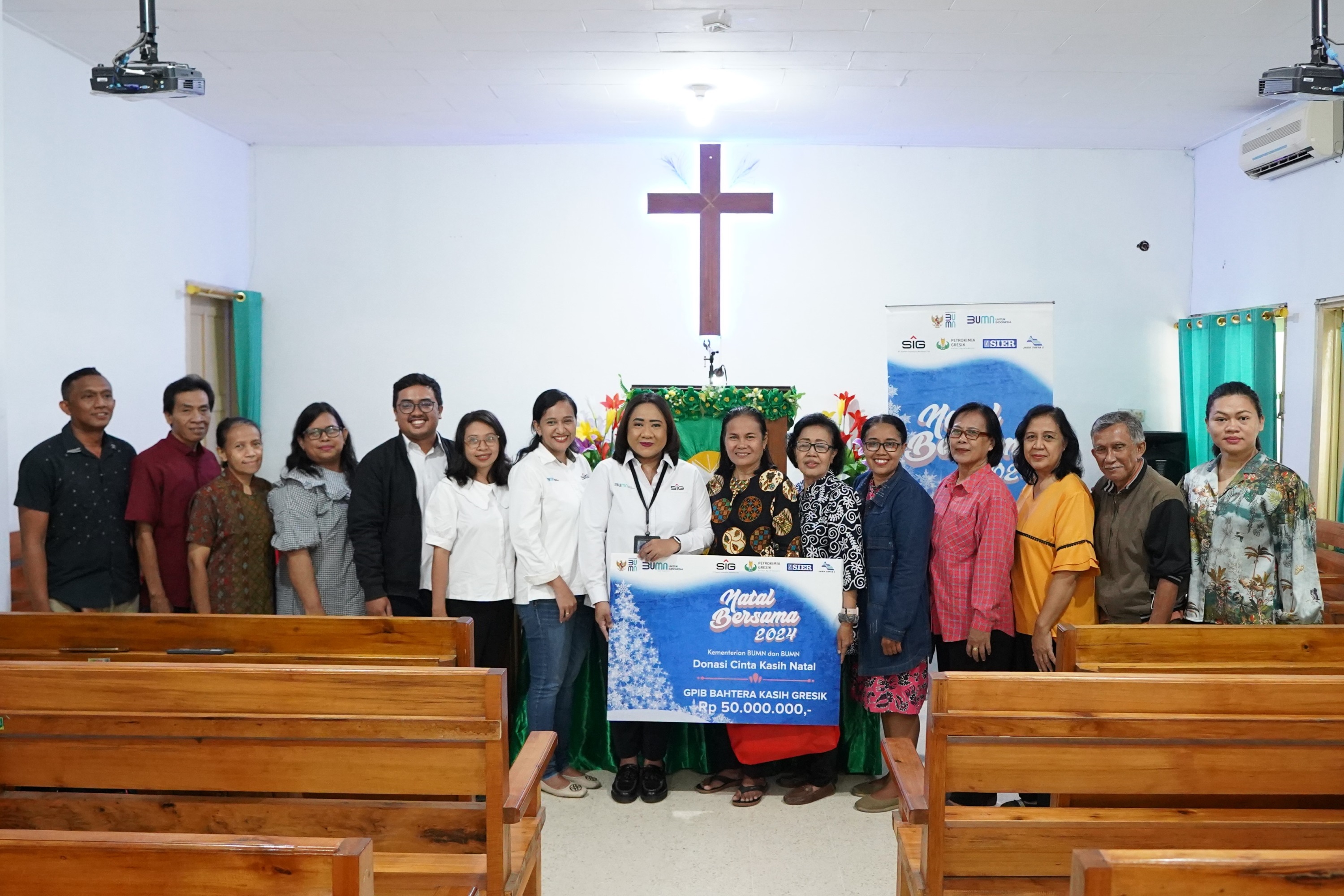 Harmoni Natal Bersama BUMN Tahun 2024, SIG Turut Salurkan Bantuan untuk Rumah Ibadah dan Lembaga Sosial di Jawa Timur