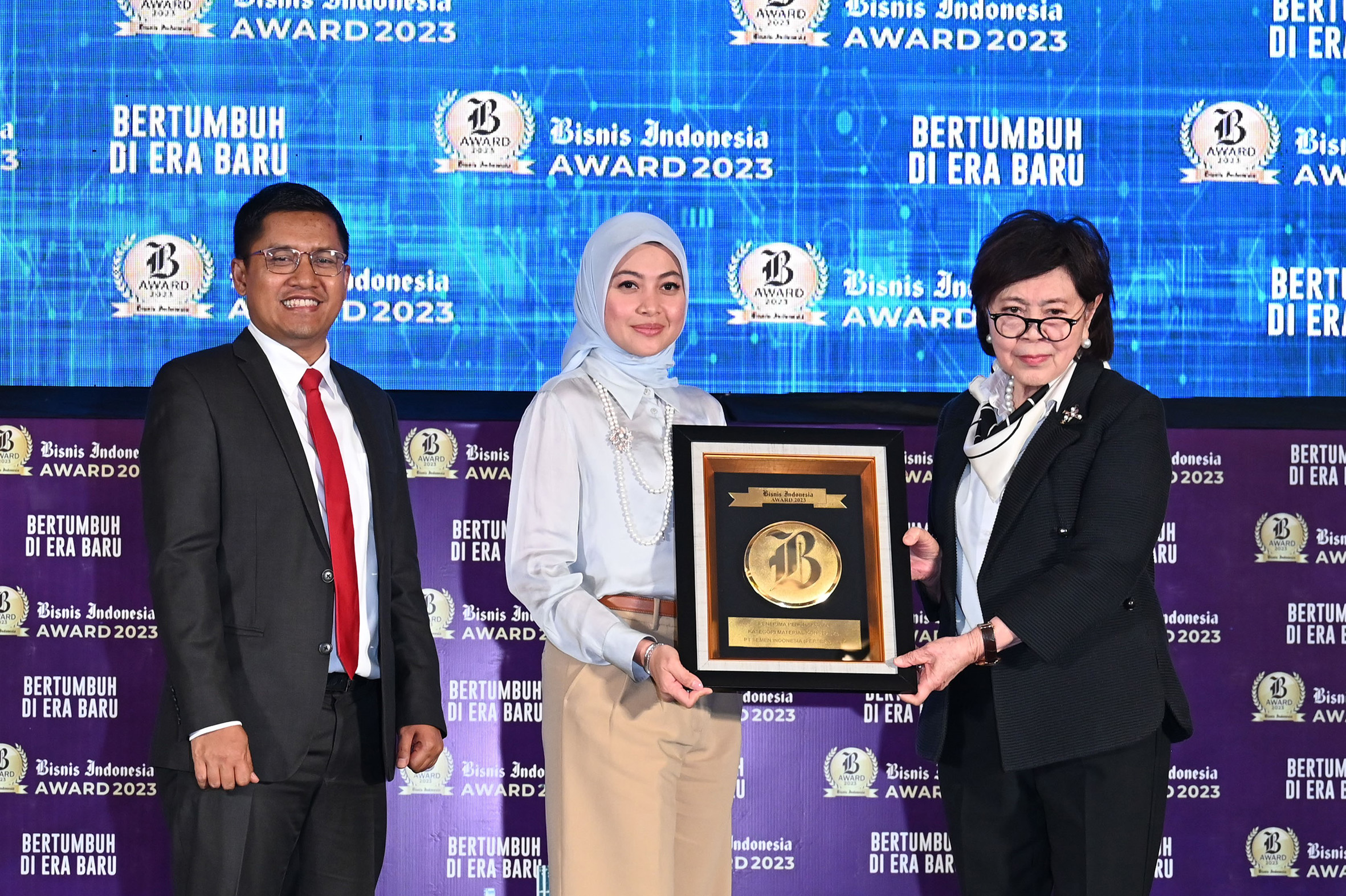 Maintaining Positive Performance for Three Consecutive Years, SIG Wins the Bisnis Indonesia Award 2023