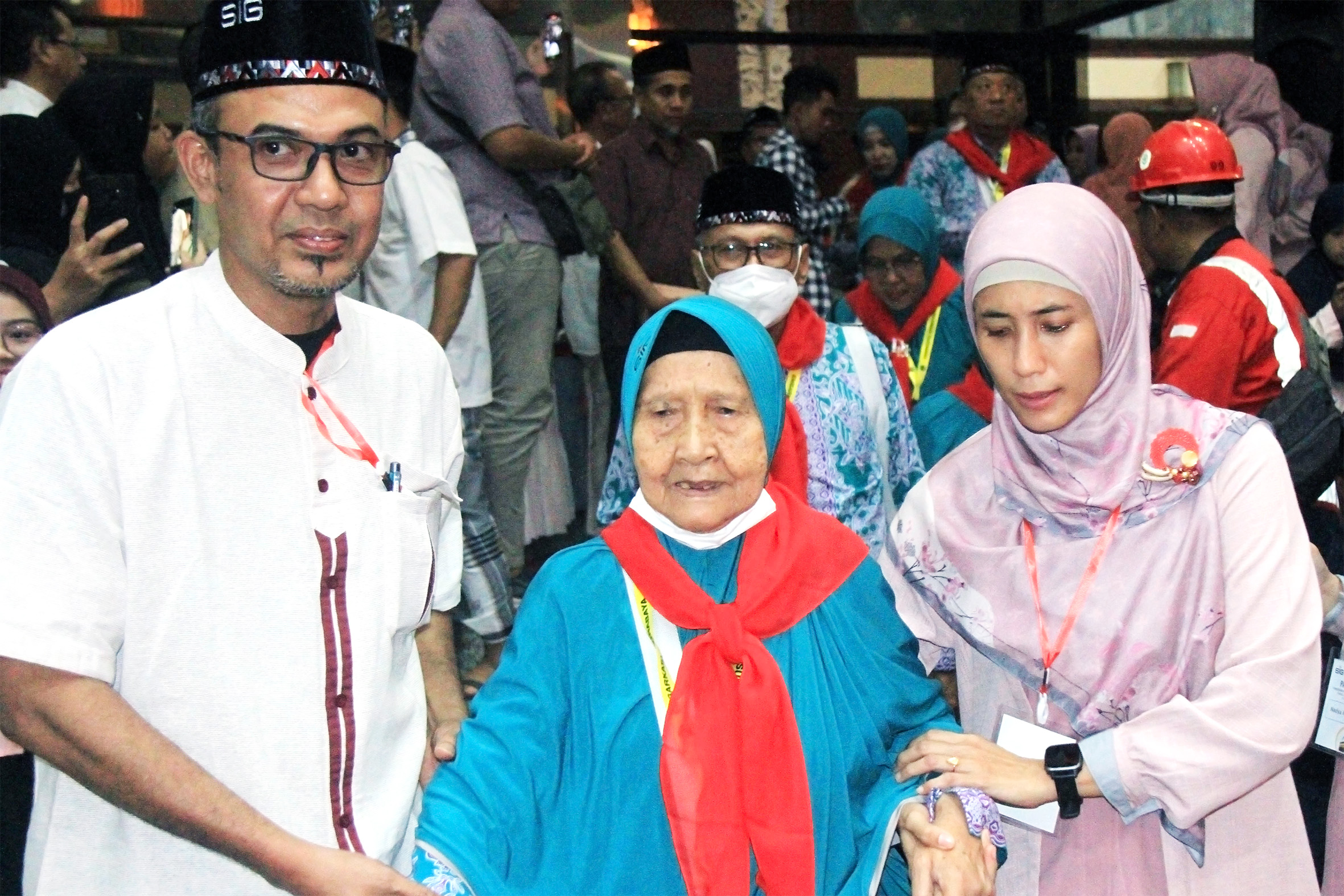 Kebahagiaan Masmuchibah, Jemaah Tertua yang Diberangkatkan SIG dari Kabupaten Gresik