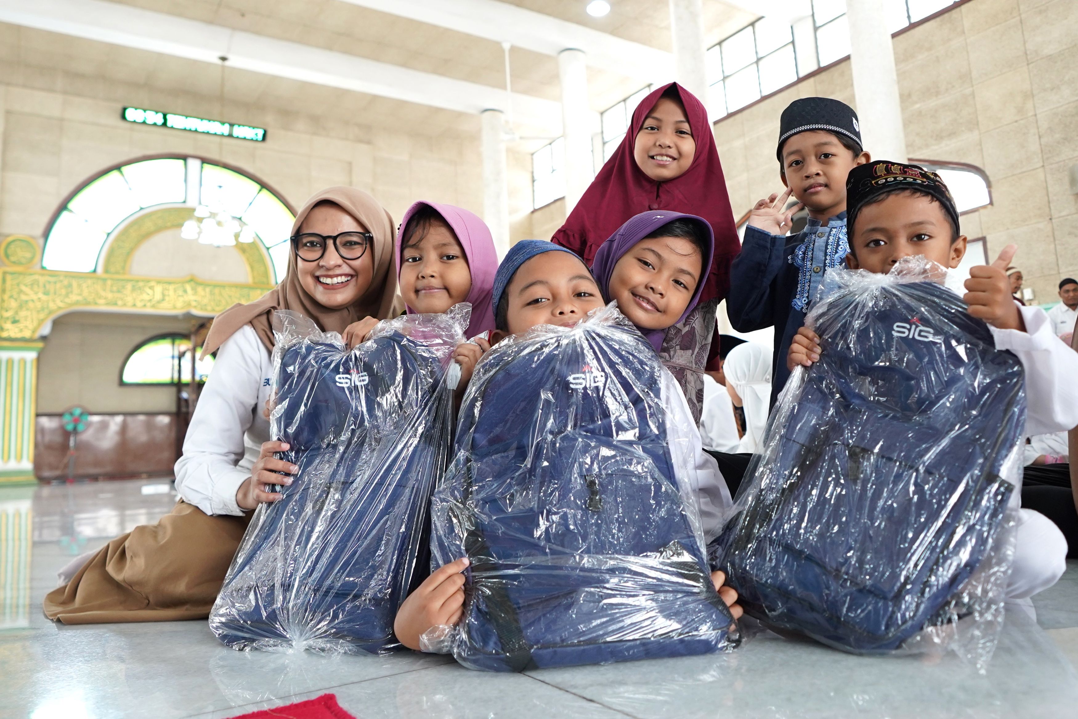 Pererat Silaturahmi dan Harmoni, SIG Memberikan Bantuan Sembako Hingga Tunjangan Hari Raya Kepada 430 Warga di Kabupaten Gresik