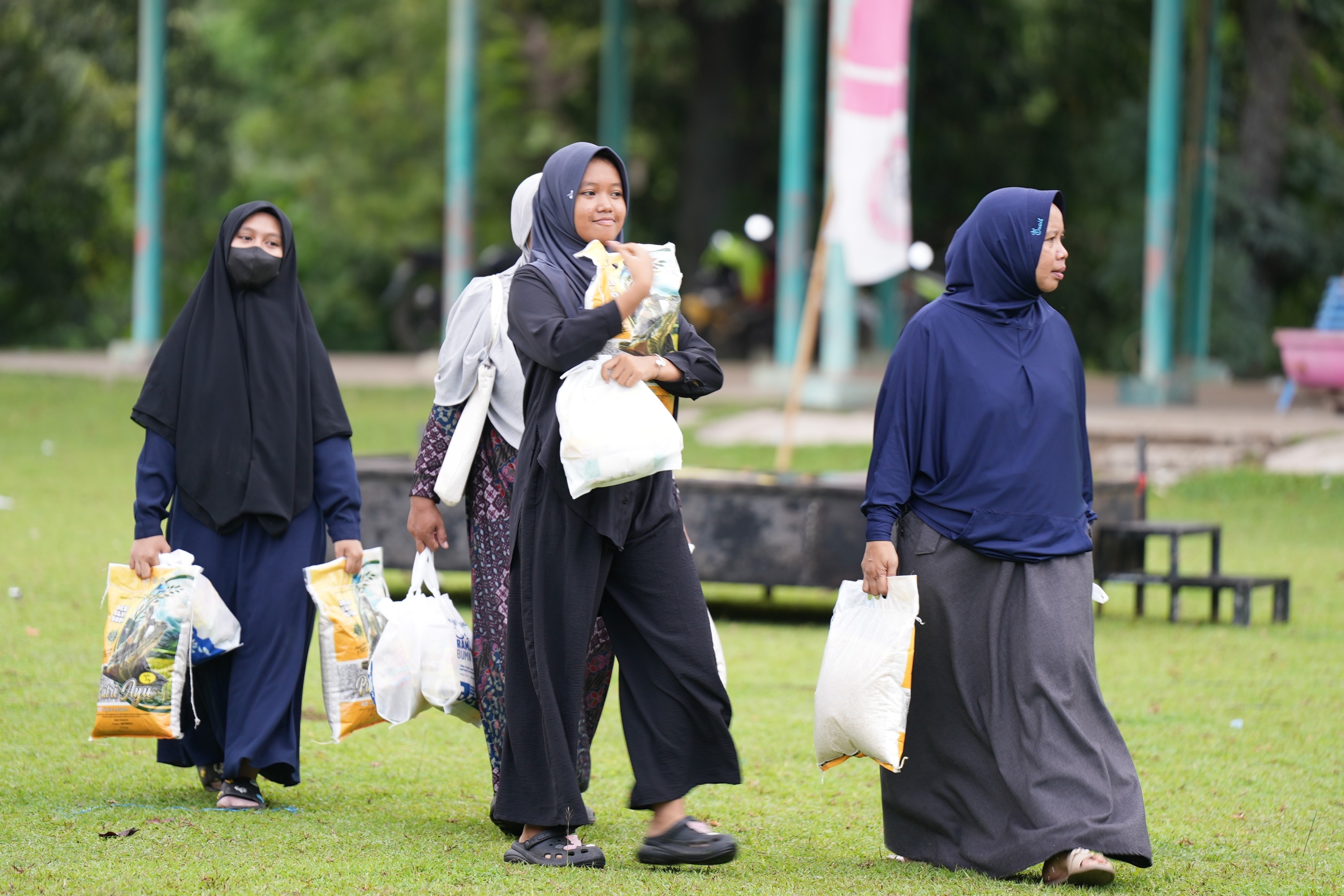 Jelang Akhir Ramadan 2024, SIG Gelar Pasar Murah dan Salurkan 6.000 Paket Sembako di Area Operasi