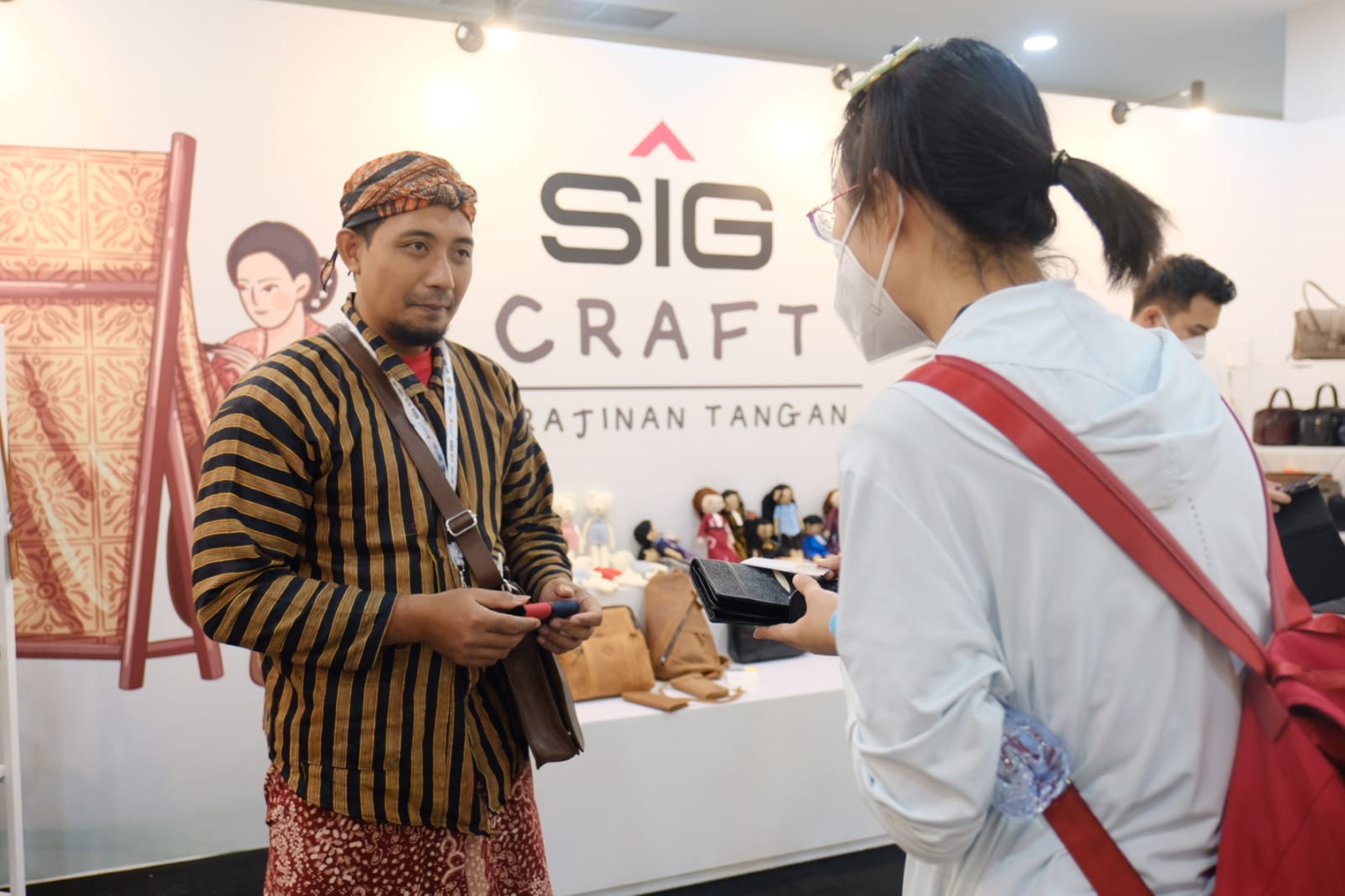 Under the guidance of Rumah BUMN Rembang, Ardiyansyah Penetrates Chinese Market with Stingray Leather Craft Products
