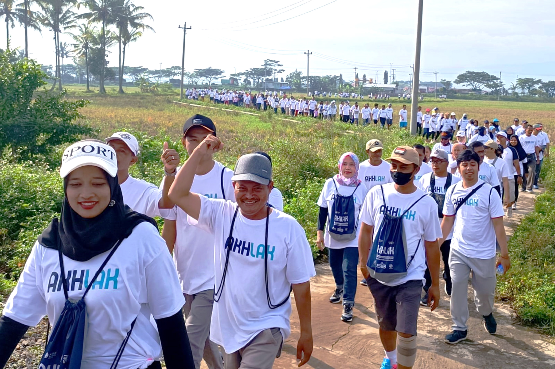 Rayakan HUT ke-25 Kementerian BUMN, SIG dan Anak Usaha Ajak Masyarakat Jalan Sehat di 14 Kabupaten/Kota